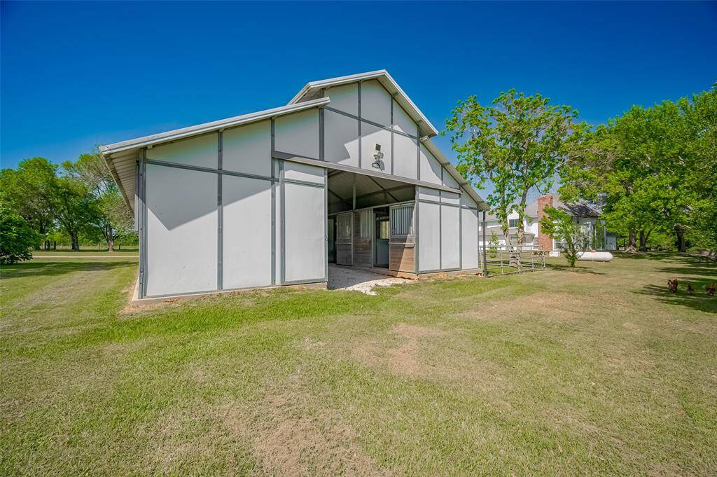 Horse stall barn