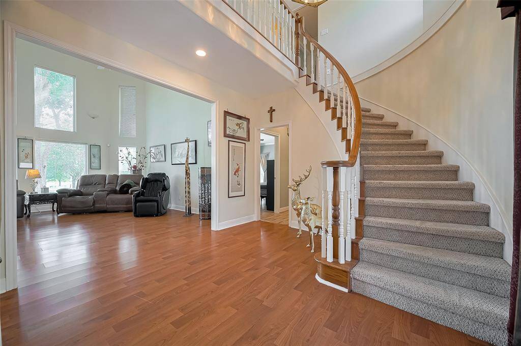 Elegant entry and staircase