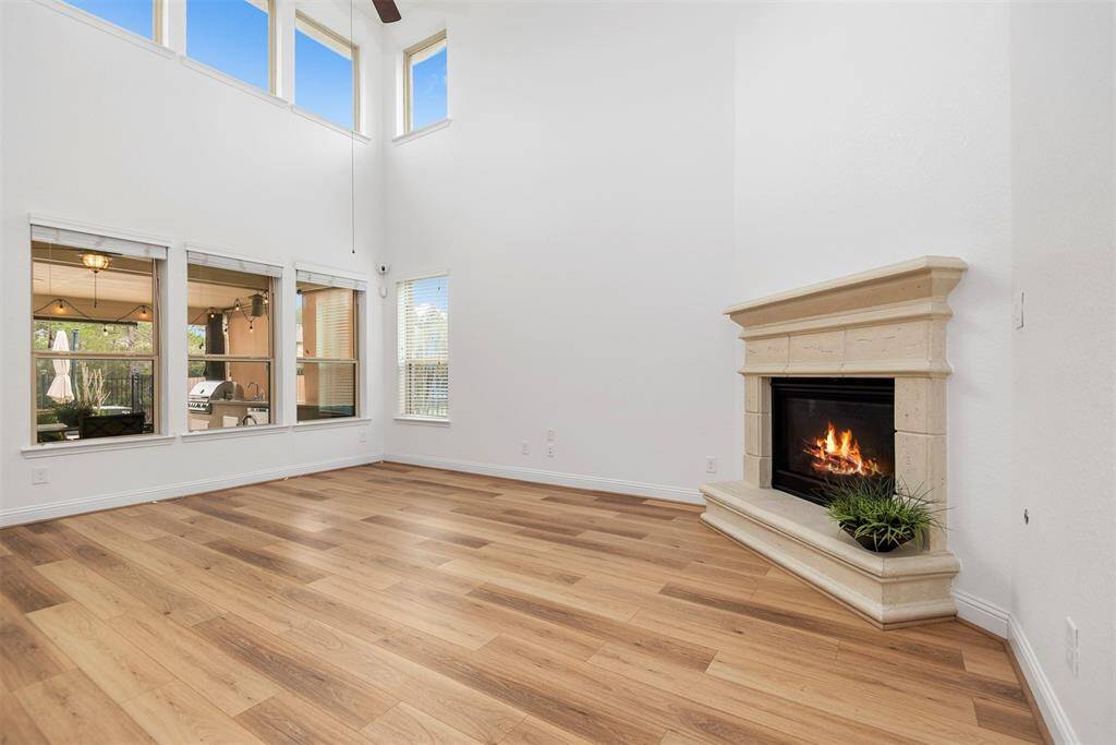 Spectacular high ceilings in the living room