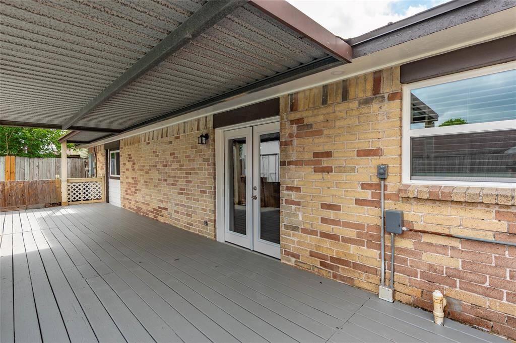 Spacious patio/deck