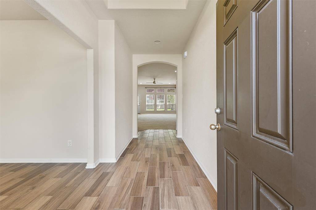 Nice entry way with wood like tile