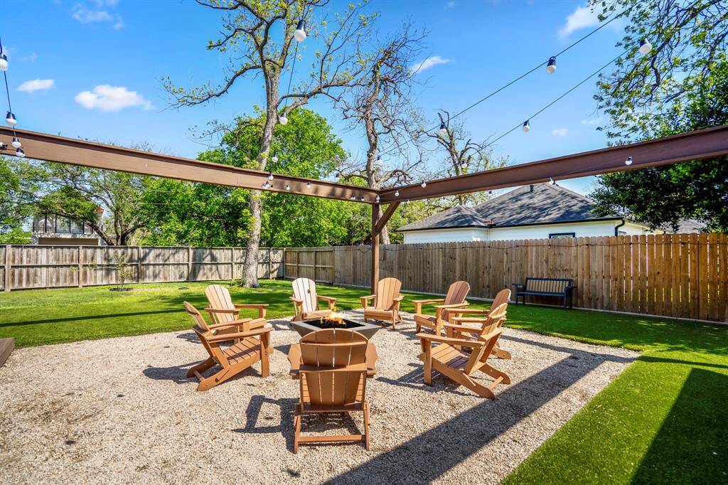 Built-in grill, TV, and seating area make this backyard entertainer’s dream complete.