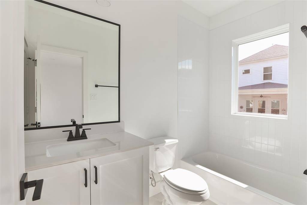Full ensuite bathroom with combo shower and soaking tub.