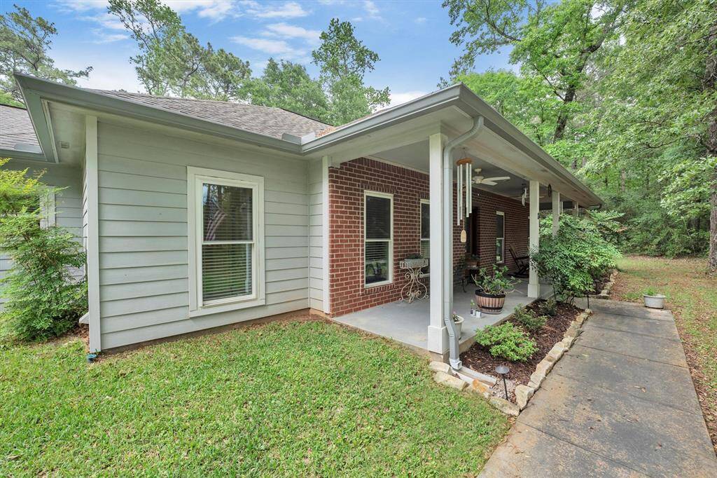 1 Story Home on 4 Acres!
