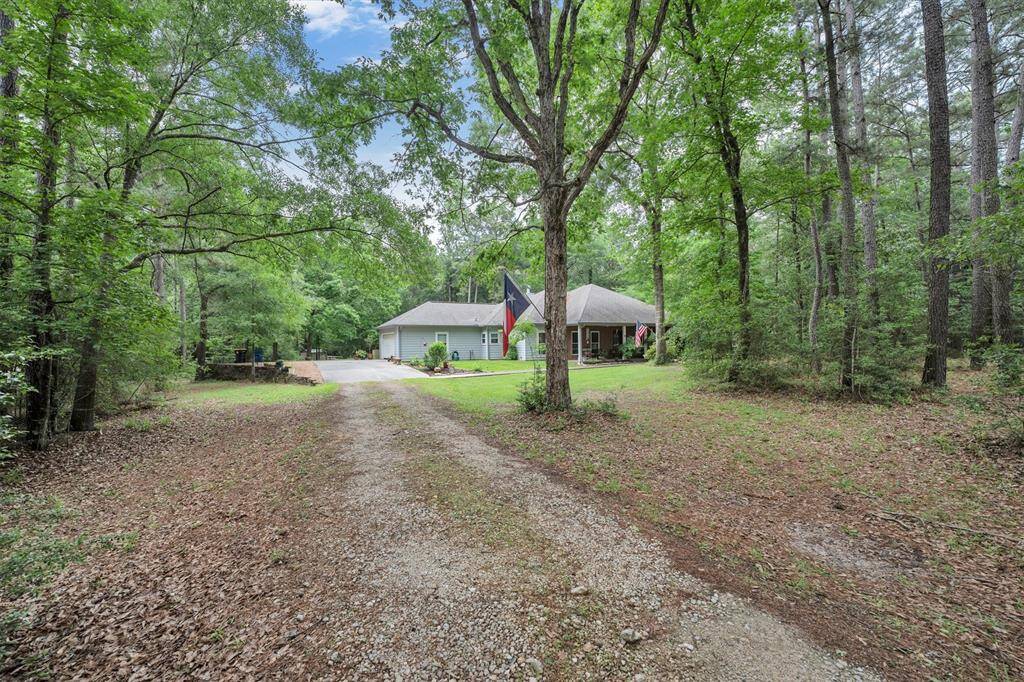 1 Story Home on 4 Acres!