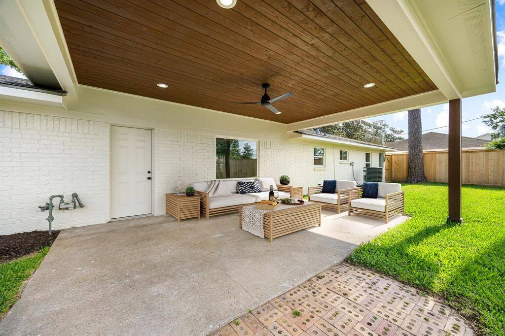 Beautiful custom back patio perfect for entertaining