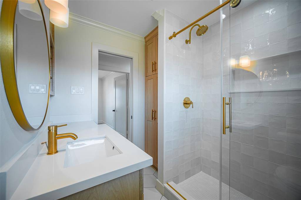 Fully Remodeled Bathroom w/ high end finishes. View #2