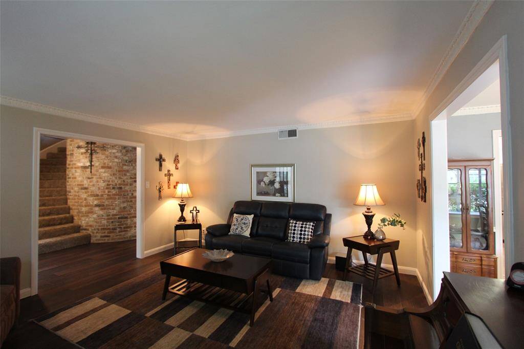 Formal living area with lamp lighting