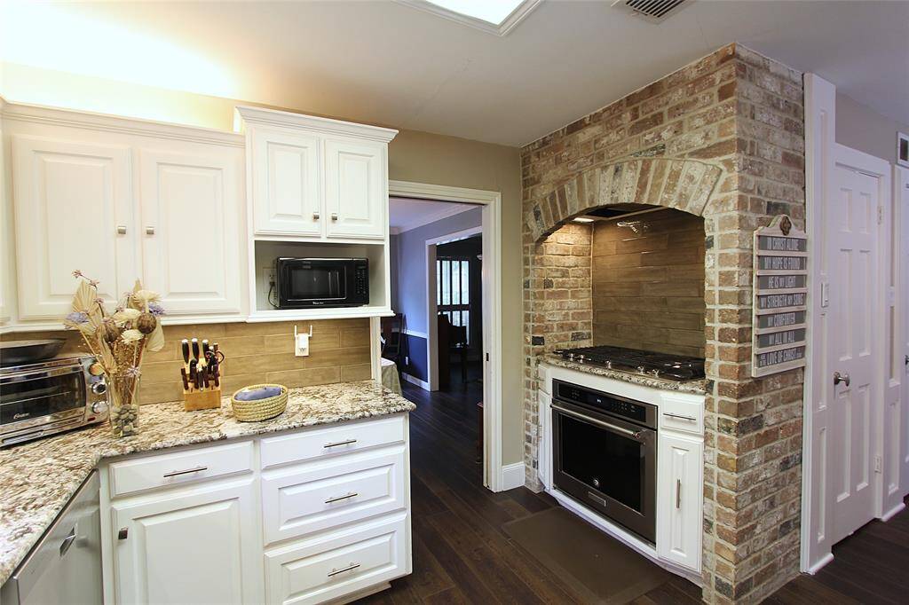 Built in oven and separate stove in this cute, brick niche