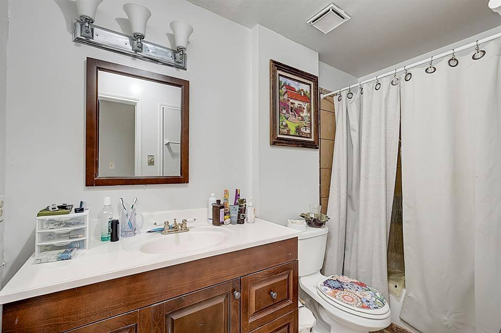 Second bathroom with tub/shower