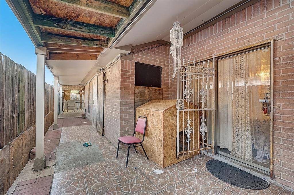 covered hallway to backyard