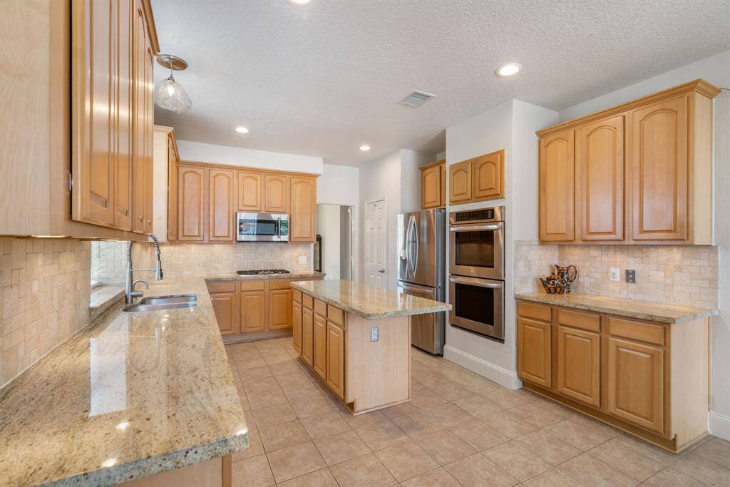 Island Kitchen - Double Ovens!