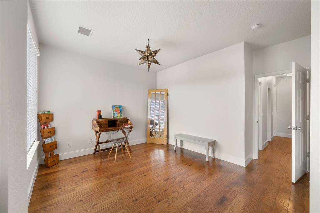 Large sitting area in primary bedroom