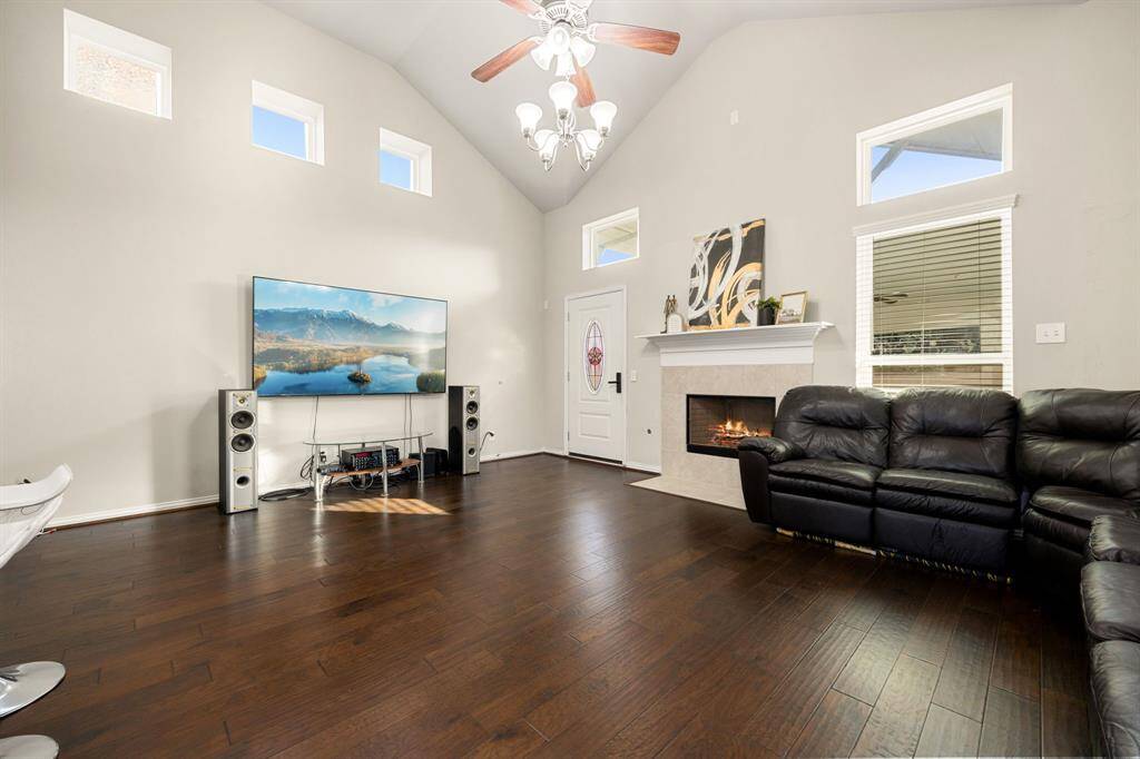 The light and bright, spacious living room offers the perfect layout for entertaining or simply relaxing.