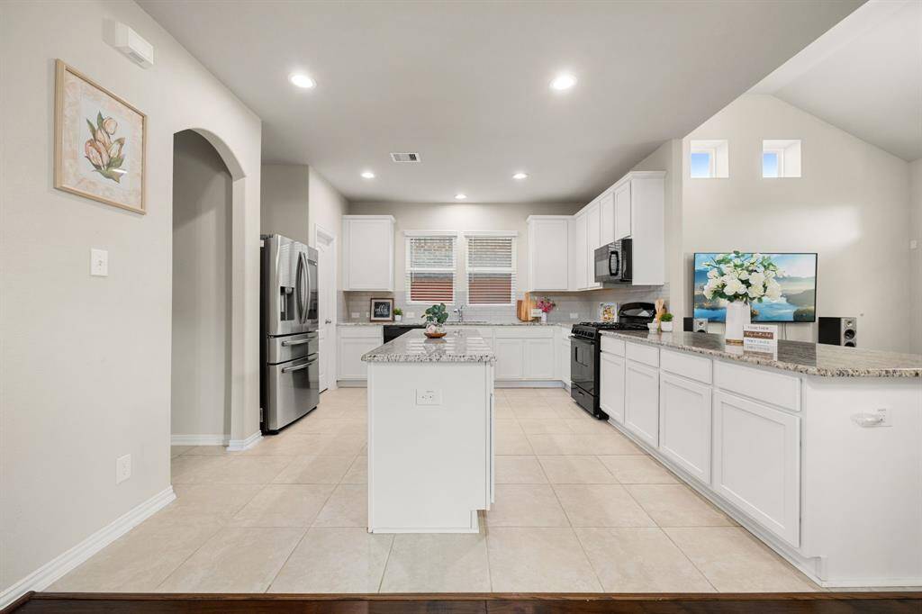 An extra-spacious island, ideal for meal prep and entertaining.