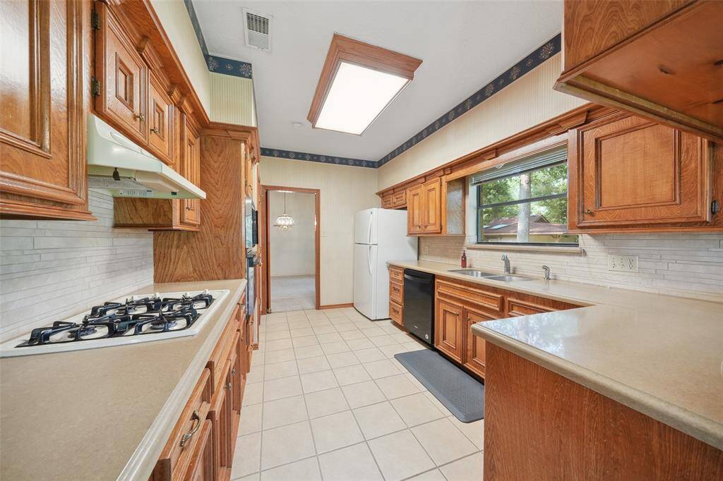 Additional view of kitchen.