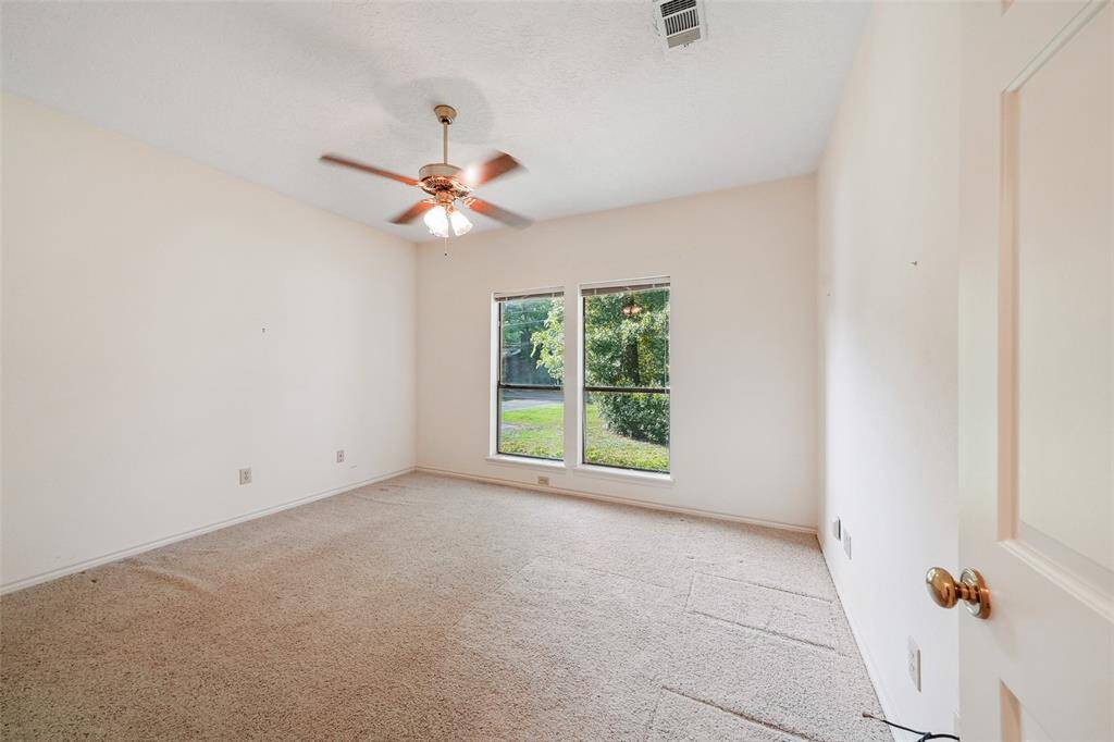 Secondary bedroom.