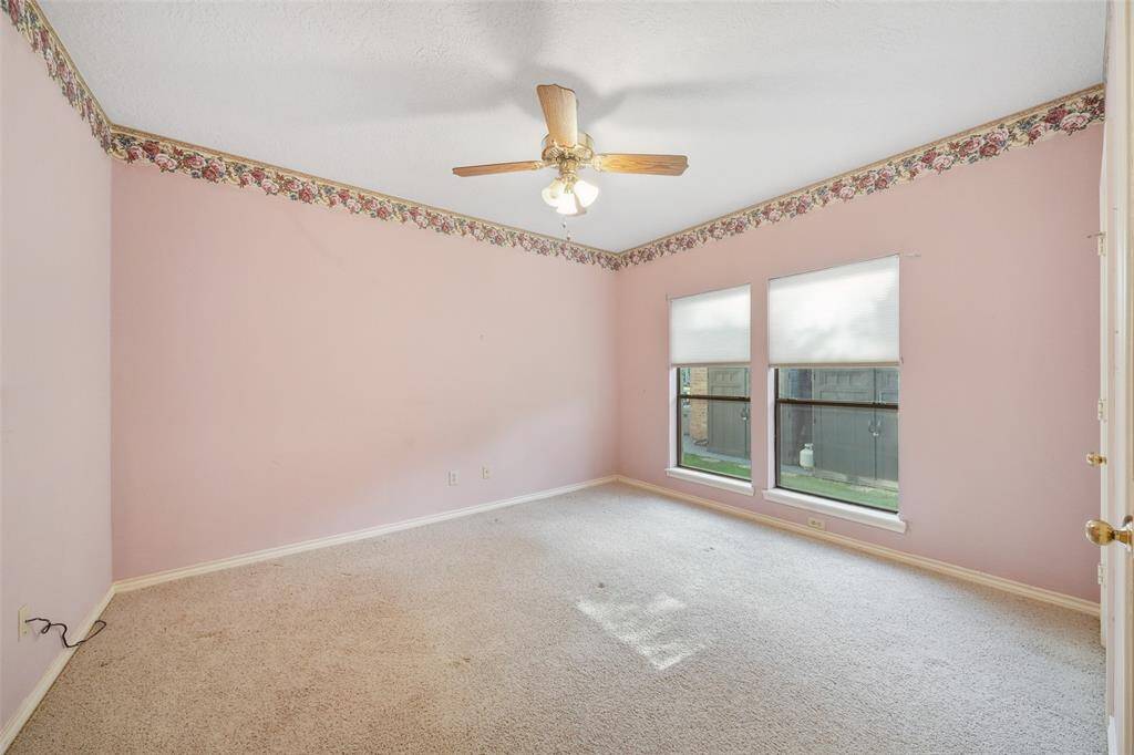 Secondary bedroom.