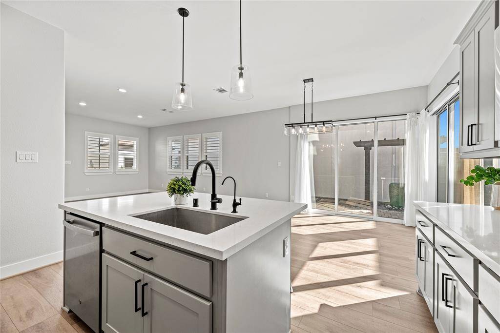 Pendant lighting ensures that the kitchen is well-lit, while also adding ambiance and highlighting the beauty of the countertops.