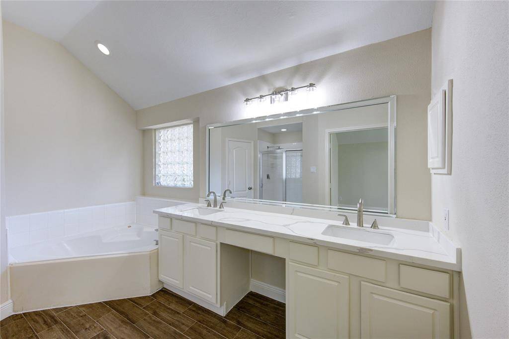 Principal full bathroom