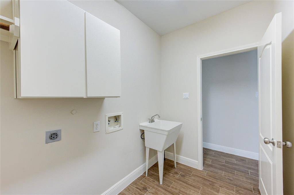 Laundry room with sink
