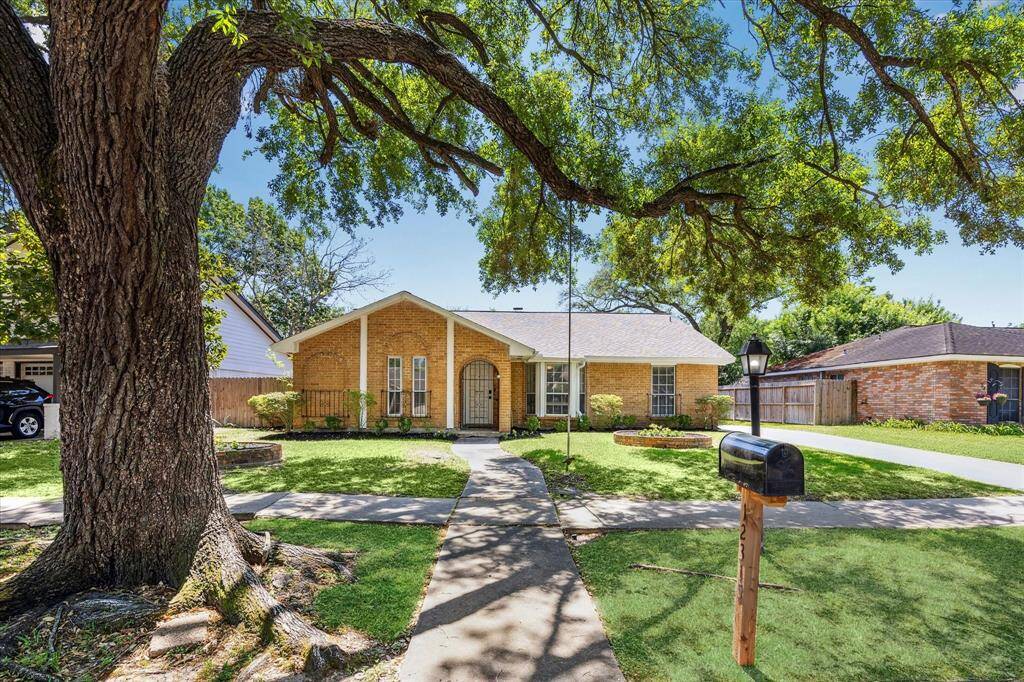Check out this awesome 1968 Spanish-style home, complete with a massive oak tree and a fun rope swing in the front yard—perfect for enjoying those laid-back afternoons!