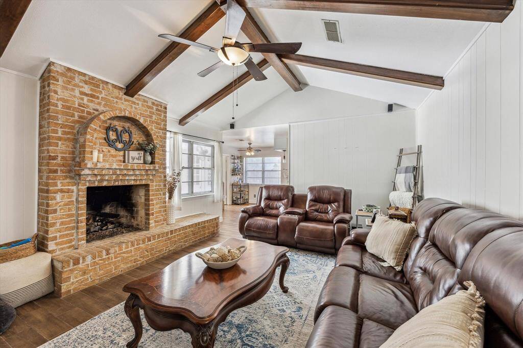This versatile fireplace offers the convenience of connected gas, while still retaining the charm and functionality of a traditional wood-burning fireplace.