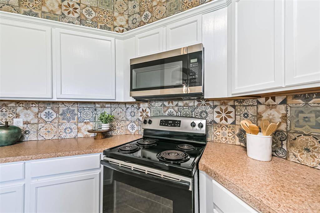 Chef's eat-in kitchen features stainless steel appliances and a breakfast bar perfect for entertaining