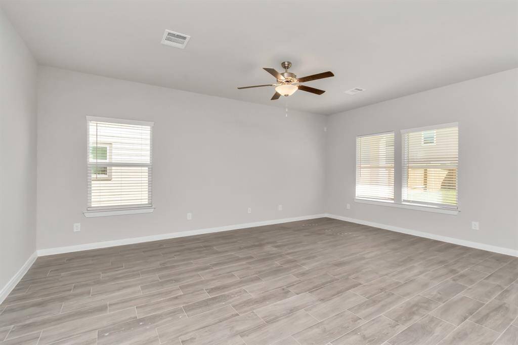10.MAIN LIVING AREA PIC5