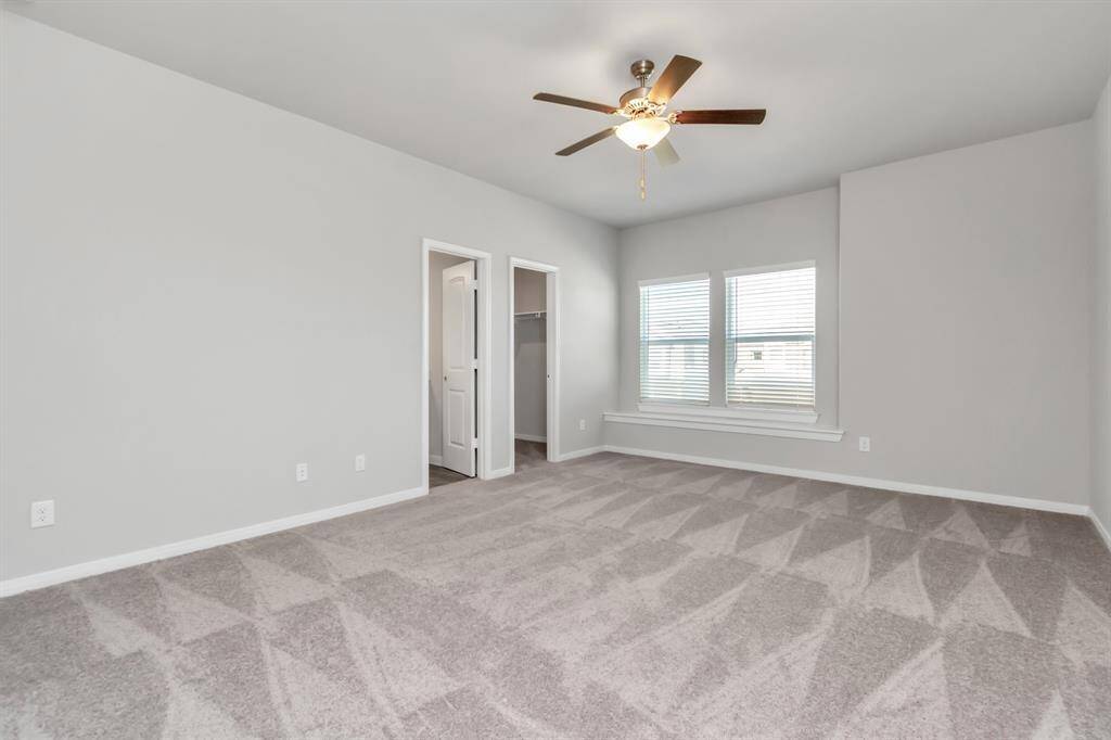 21.MASTER BEDROOM1 AND CLOSET PIC1