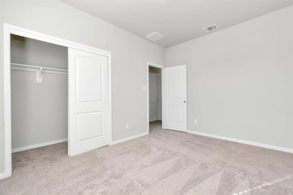 27.BEDROOM3 CLOSET PIC