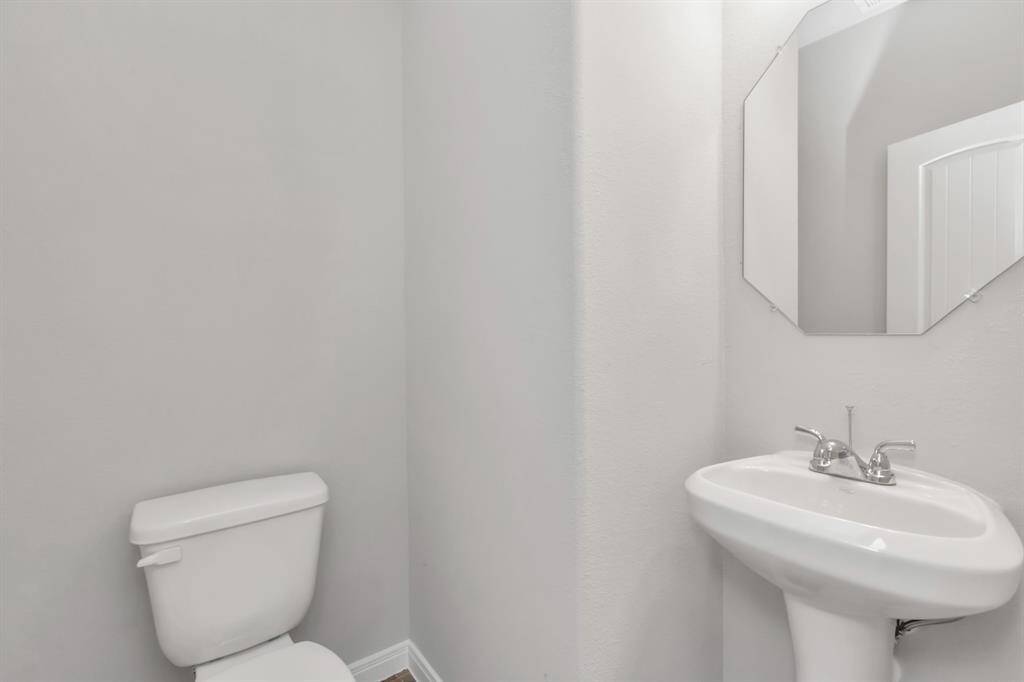 5.VISITOR'S TOILET