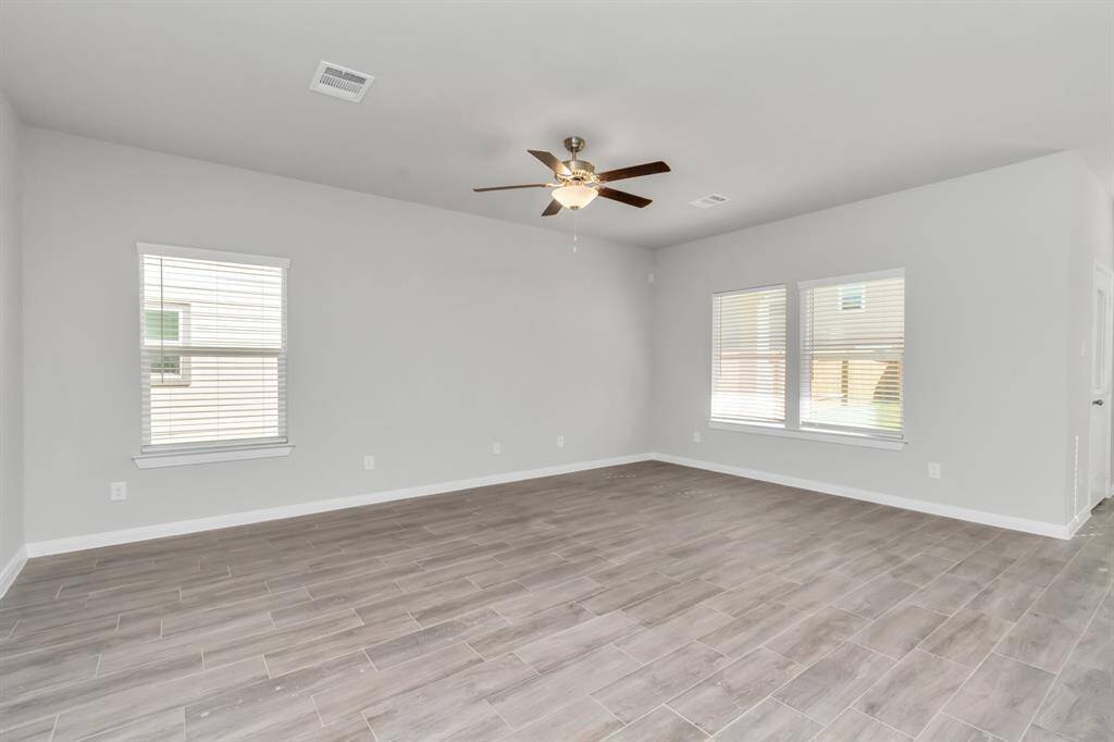 6.MAIN LIVING AREA PIC1