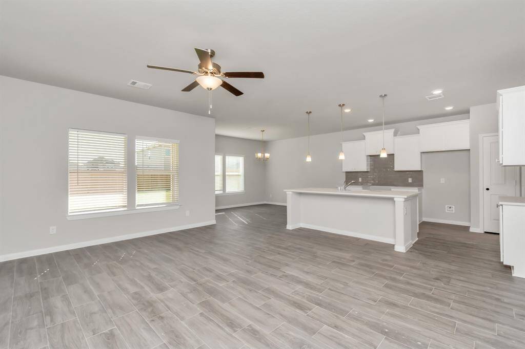 7.MAIN LIVING AREA PIC2