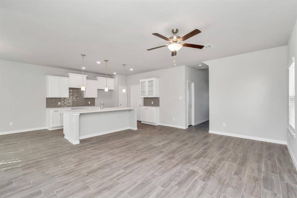 8.MAIN LIVING AREA PIC3