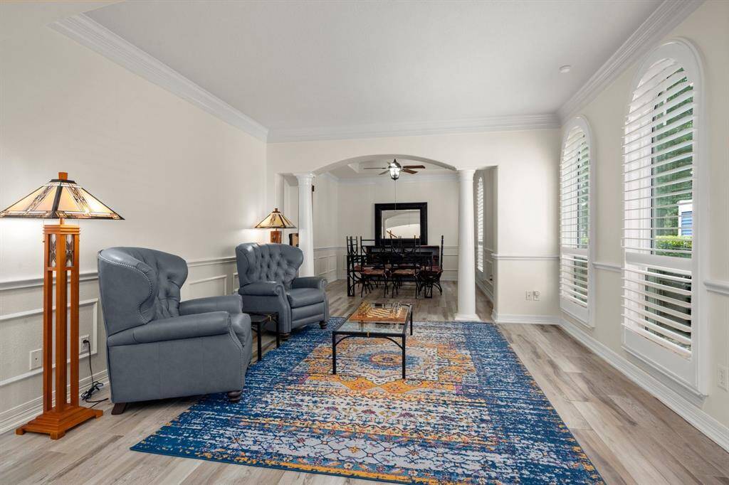 Formal Living to the R of the entryway.