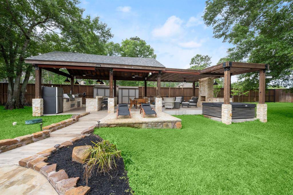 WOW! What a fabulous outdoor kitchen.