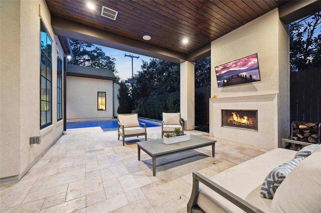 The backyard is designed for low-maintenance enjoyment, featuring synthetic turf that looks lush year-round without the hassle of mowing. Tumbled travertine decking and well-thought-out landscaping create a beautiful.