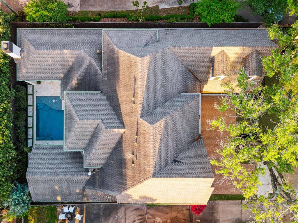 Situated in a peaceful cul-de-sac, this home offers both privacy and tranquility. The low-maintenance yard is highlighted from above, showcasing lush synthetic turf and thoughtful landscaping that ensures a serene outdoor space.