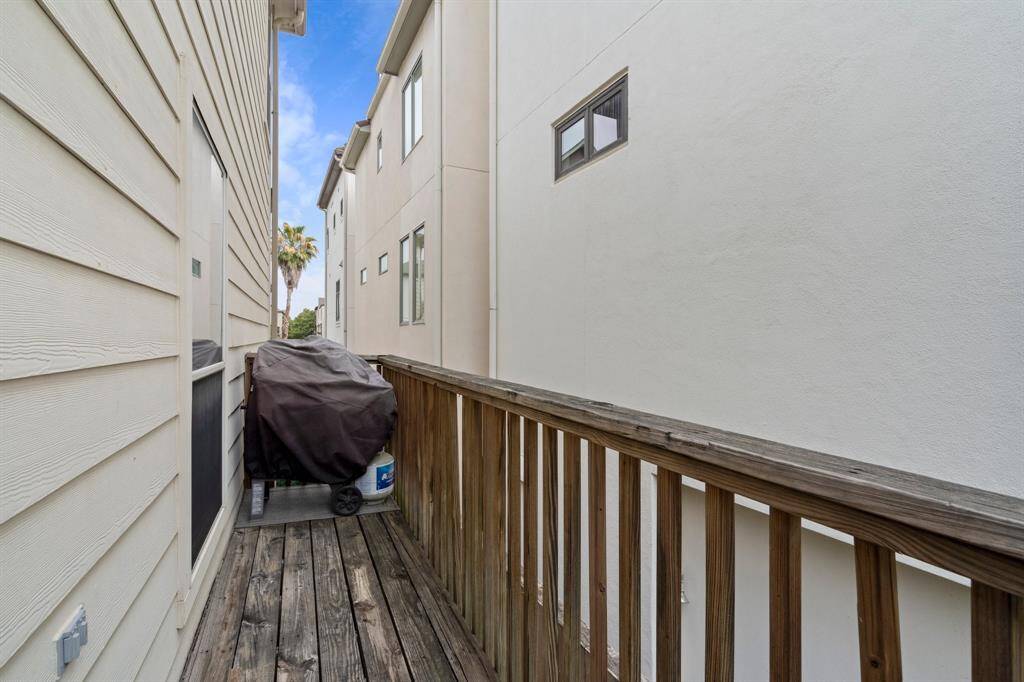 Second story balcony