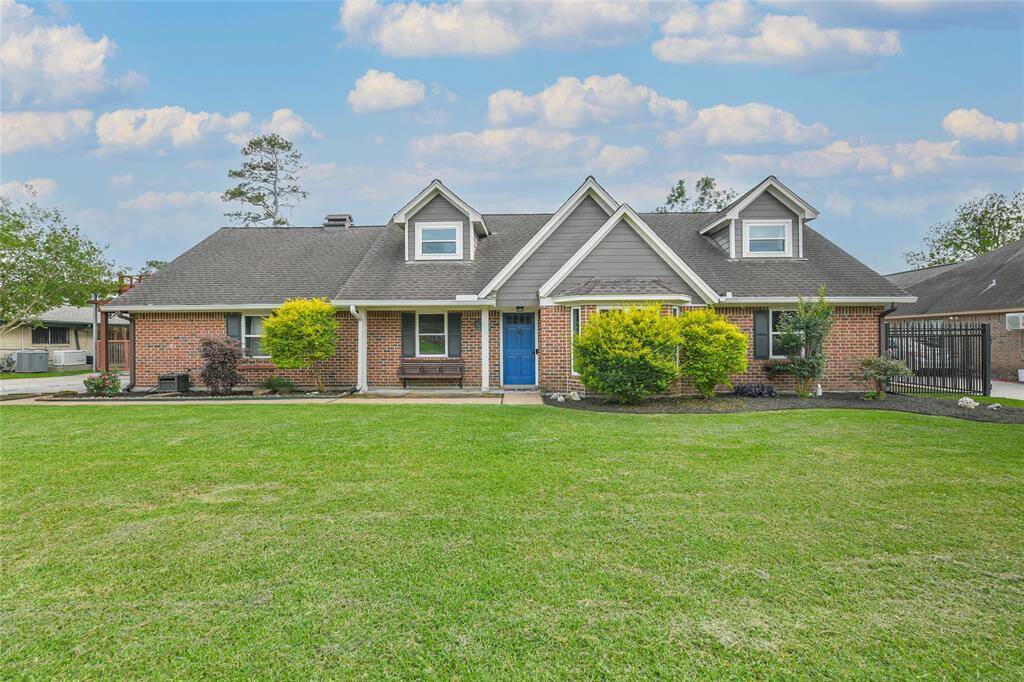 Welcome to 12726 Coolgreen! Nestled in a quiet neighborhood on a HUGE lot! You'll feel like you're in the country but, really your minutes away from Houston's main hustle and bustle.!