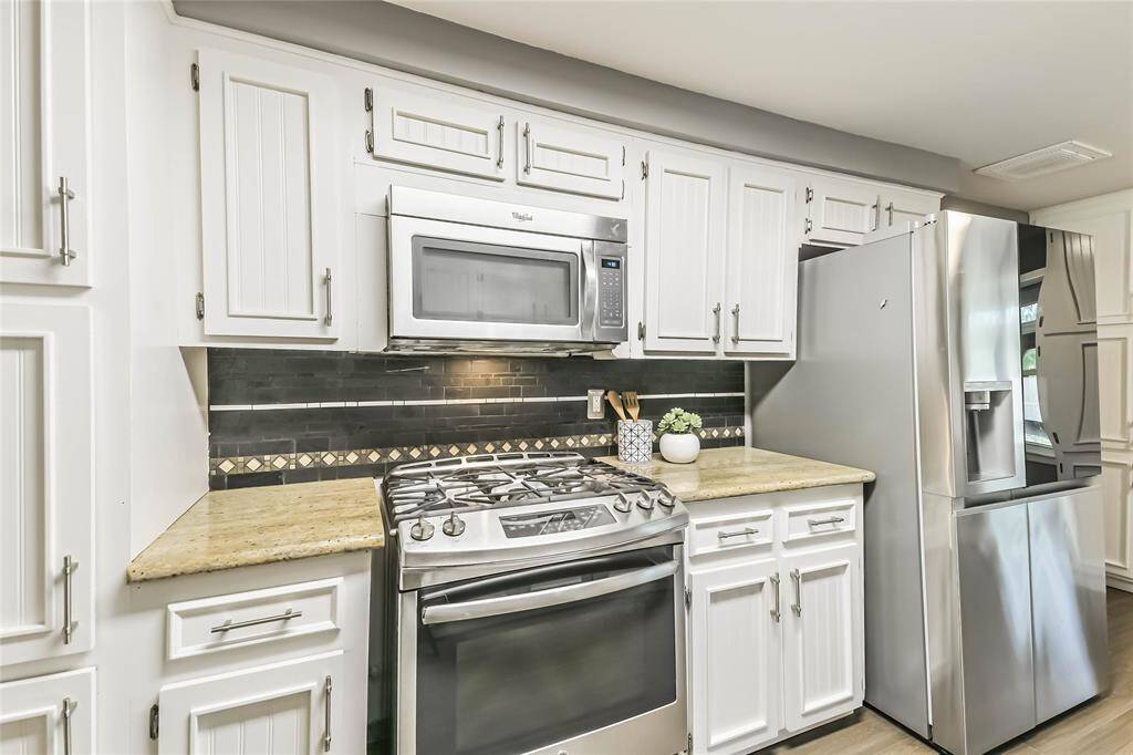 Gas stove top and electric oven!  and built in microwave!