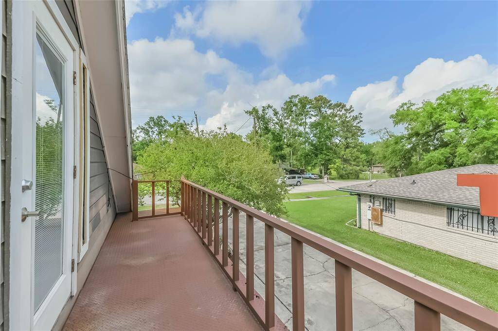 This is the balcony off the gameroom. Have a sip of wine and watch over the neighborhood.