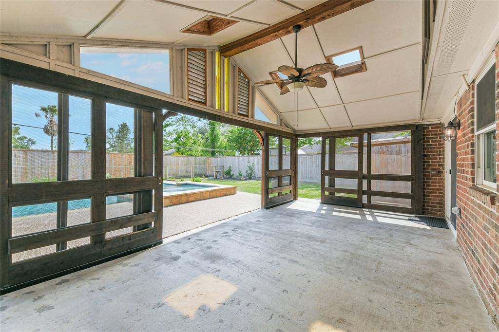 The screened in back patio has barn doors that pull open.