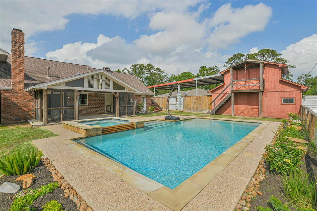 Stone accents around the edge of the pool. This is a really elegant pool.