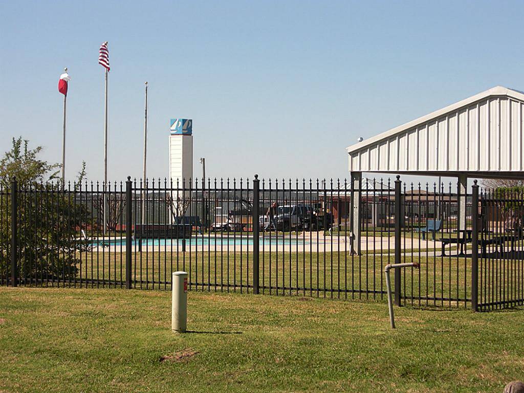 Area pool and play area.