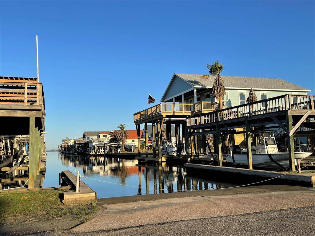 Neighborhood boat ramp for owners and guest on the bay side.
