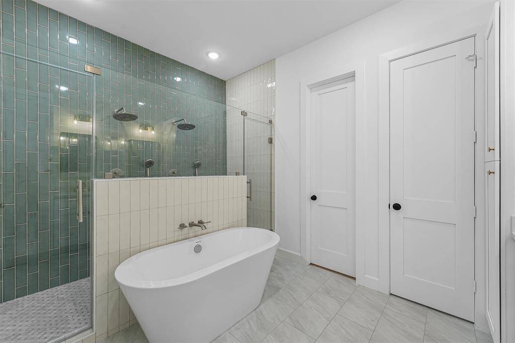 Double shower in the primary bathroom!