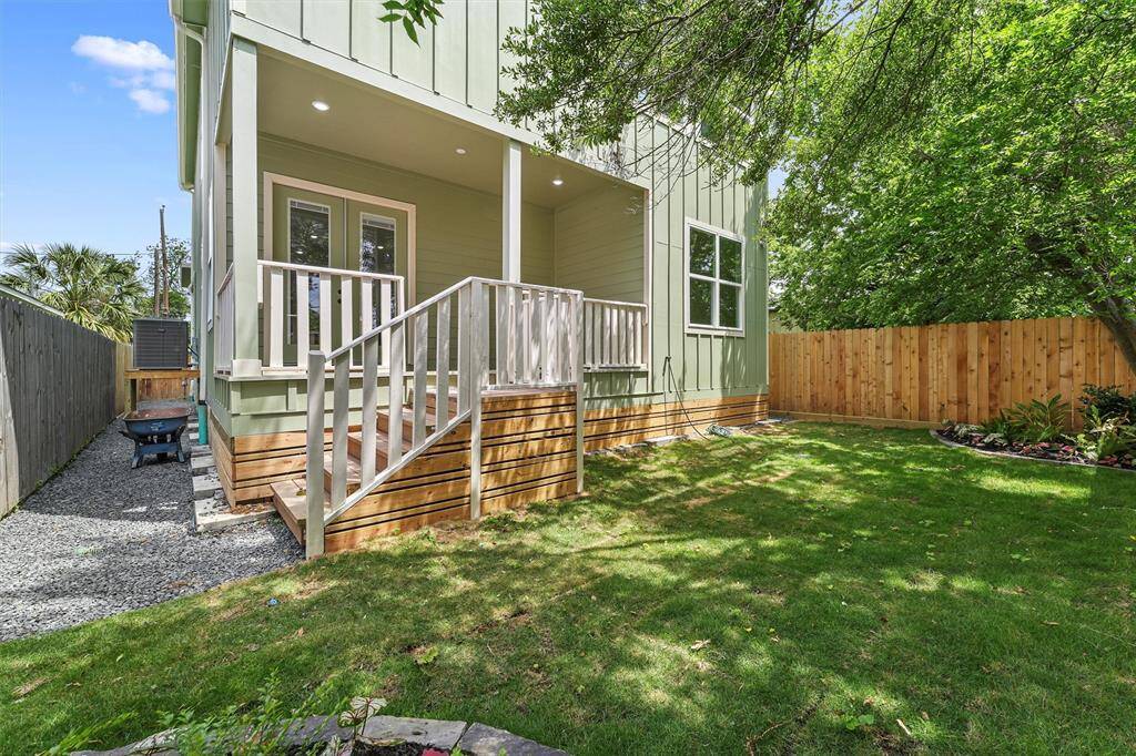 Spacious fully fenced backyard!