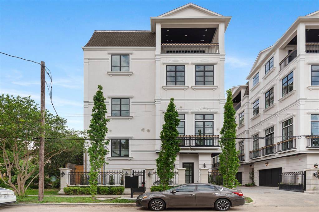 Enjoy the ease of lock-and-leave living in this intimate, gated community, where tree-lined streets and premier access to the Inner Loop lifestyle meet.